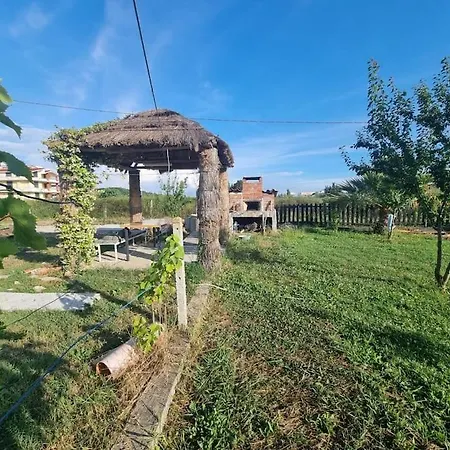 Nyaraló House Near 'plazhi San Pietro' *